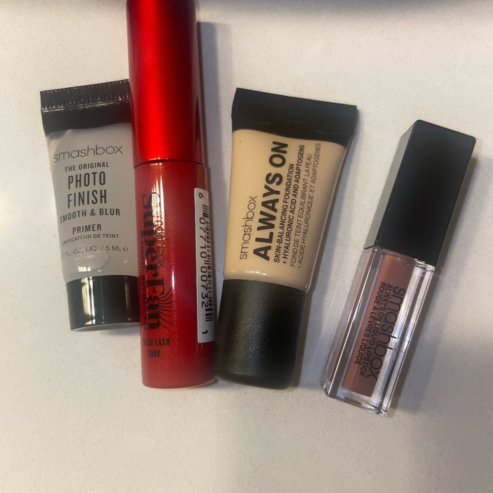 Smashbox Travel Set: Foundation F20-N, Mascara, Liquid Lipstick, Primer, Pouch - Picture 2 of 3